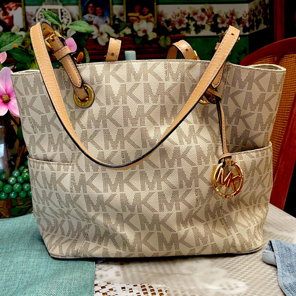 BEAUTIFUL…….GREAT for spring/summer MICHAEL KORS BAG